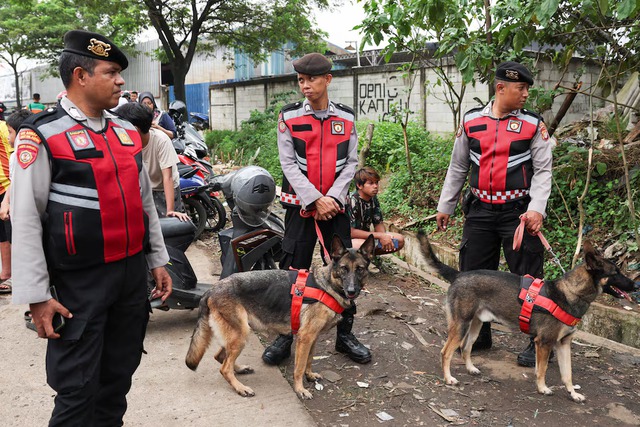 Indonesia searches for missing after landfill collapse kills 4 - Ảnh 5.
