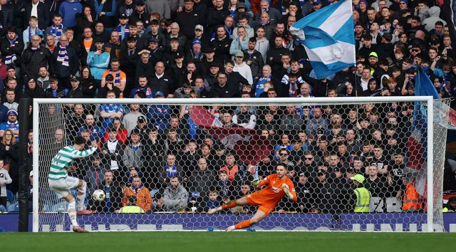 Fans clash after Celtic beat Rangers in Scotland's 'Old Firm' soccer derby - Ảnh 10.
