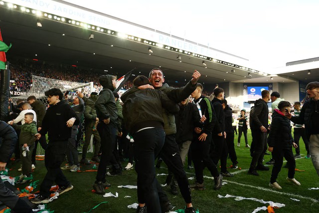 Fans clash after Celtic beat Rangers in Scotland's 'Old Firm' soccer derby - Ảnh 4.