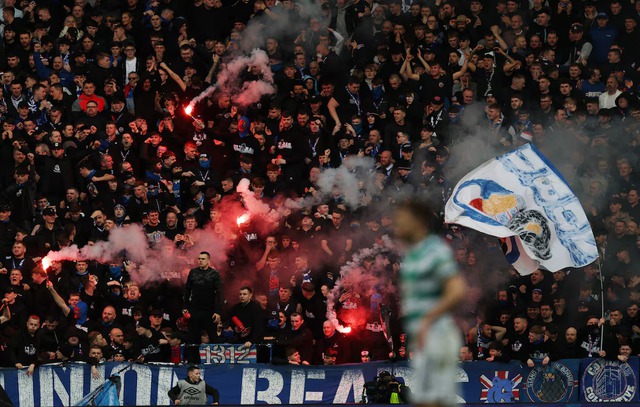 Fans clash after Celtic beat Rangers in Scotland's 'Old Firm' soccer derby - Ảnh 2.