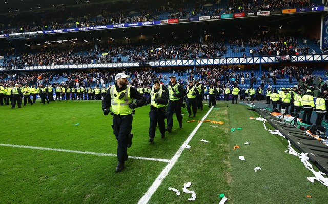 Fans clash after Celtic beat Rangers in Scotland's 'Old Firm' soccer derby - Ảnh 6.