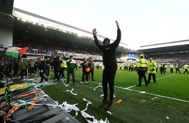 Fans clash after Celtic beat Rangers in Scotland's 'Old Firm' soccer derby - Ảnh 5.