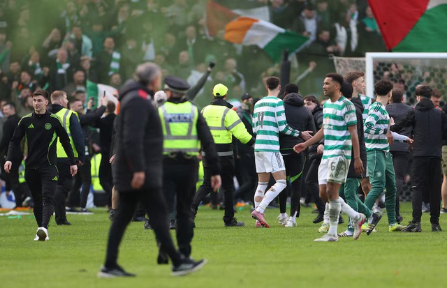 Fans clash after Celtic beat Rangers in Scotland's 'Old Firm' soccer derby - Ảnh 1.