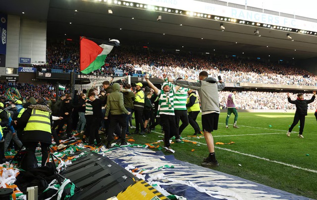 Fans clash after Celtic beat Rangers in Scotland's 'Old Firm' soccer derby - Ảnh 3.
