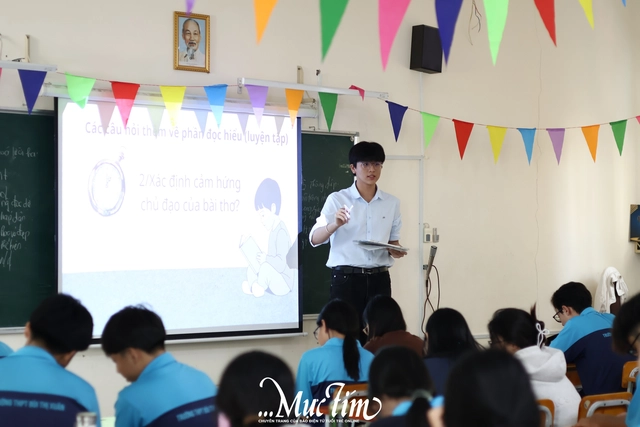 Từ khoảnh khắc cầm cờ đến clip triệu view: Nam sinh Trường THPT Bùi Thị Xuân đang gây chú ý là ai?- Ảnh 6.