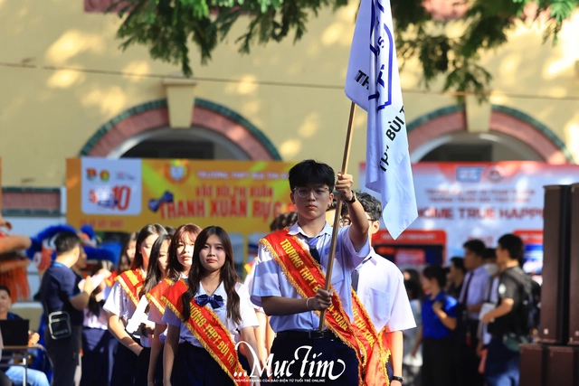 Từ khoảnh khắc cầm cờ đến clip triệu view: Nam sinh Trường THPT Bùi Thị Xuân đang gây chú ý là ai?- Ảnh 4.