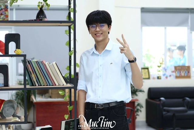 Từ khoảnh khắc cầm cờ đến clip triệu view: Nam sinh Trường THPT Bùi Thị Xuân đang gây chú ý là ai?- Ảnh 7.