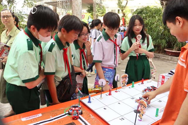 Chạm công nghệ, hiểu nghề sớm tại Ngày hội Tự tin vào lớp 10 - Ảnh 1.