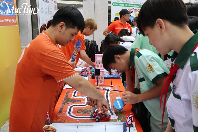 Chạm công nghệ, hiểu nghề sớm tại Ngày hội Tự tin vào lớp 10 - Ảnh 3.