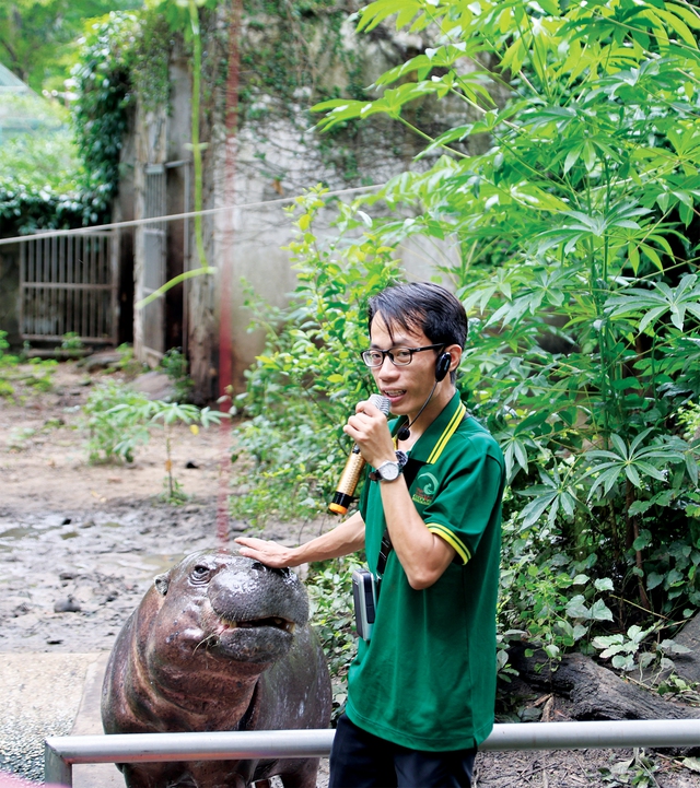 'Nghề' chăm sóc động vật tại Thảo cầm viên Sài Gòn- Ảnh 1. 'Nghề' chăm sóc động vật tại Thảo cầm viên Sài Gòn- Ảnh 1.