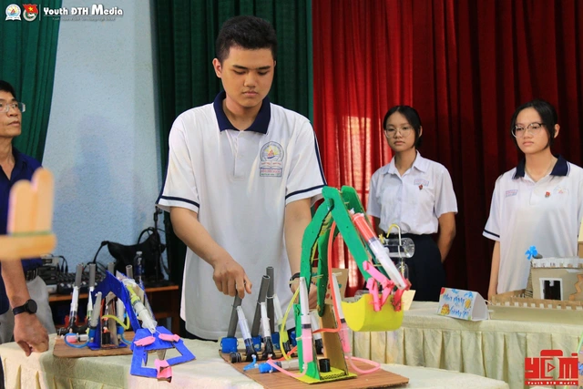 Học hết sức, chơi hết mình cùng chuỗi hoạt động tại Trường THPT Đinh Tiên Hoàng - Ảnh 2.