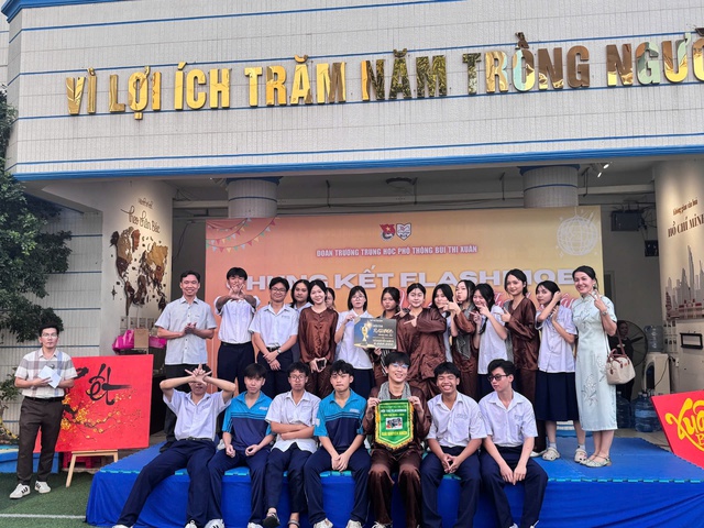 Từ khoảnh khắc cầm cờ đến clip triệu view: Nam sinh Trường THPT Bùi Thị Xuân đang gây chú ý là ai?- Ảnh 8.