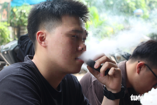 Study finds 14% of Vietnamese students tried e-cigarettes despite ban- Ảnh 1.
