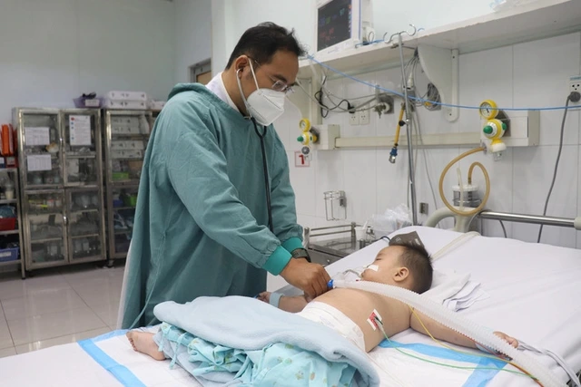 2 Vietnamese boys survive severe hand, foot, mouth disease - Ảnh 1.