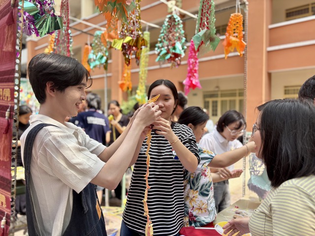 Trải nghiệm văn hóa Thái Lan giữa sân trường Nhân văn- Ảnh 10.