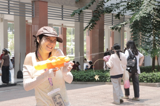 Trải nghiệm văn hóa Thái Lan giữa sân trường Nhân văn- Ảnh 4.