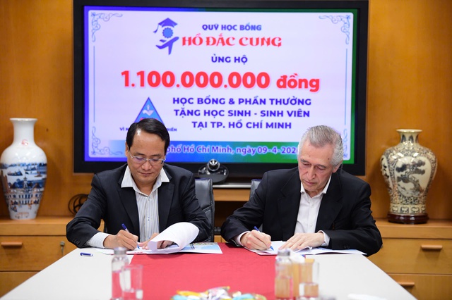 Scholarships worth over $41,700 pledged for science students in Vietnam - Ảnh 1.