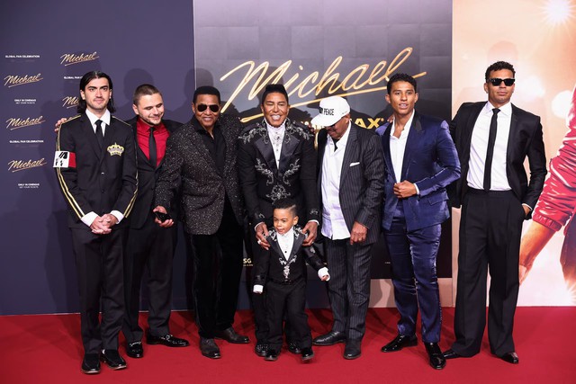Jackson family joins fans in Berlin for premiere of Michael Jackson biopic - Ảnh 1.
