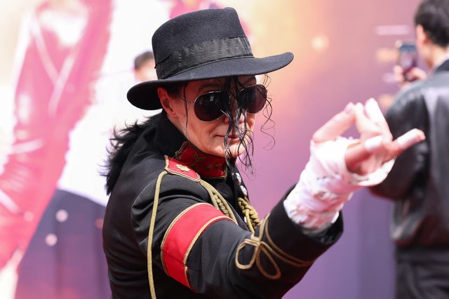 Jackson family joins fans in Berlin for premiere of Michael Jackson biopic - Ảnh 5.