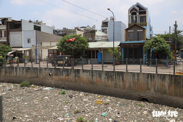 Persistent waste sites plague Ho Chi Minh City ward despite mitigation efforts- Ảnh 4. Persistent waste sites plague Ho Chi Minh City ward despite mitigation efforts- Ảnh 4.