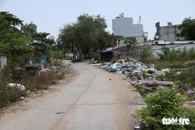 Persistent waste sites plague Ho Chi Minh City ward despite mitigation efforts- Ảnh 11. Persistent waste sites plague Ho Chi Minh City ward despite mitigation efforts- Ảnh 11.