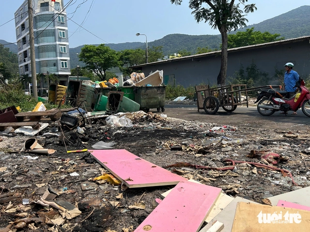 Waste piles up along Da Nang’s Son Tra coastal streets - Ảnh 1.