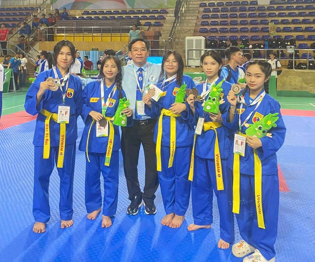 Nữ sinh Trường THPT Trần Nguyên Hãn và cú đúp huy chương tại hội thi thể dục thể thao TP.HCM - Ảnh 3.