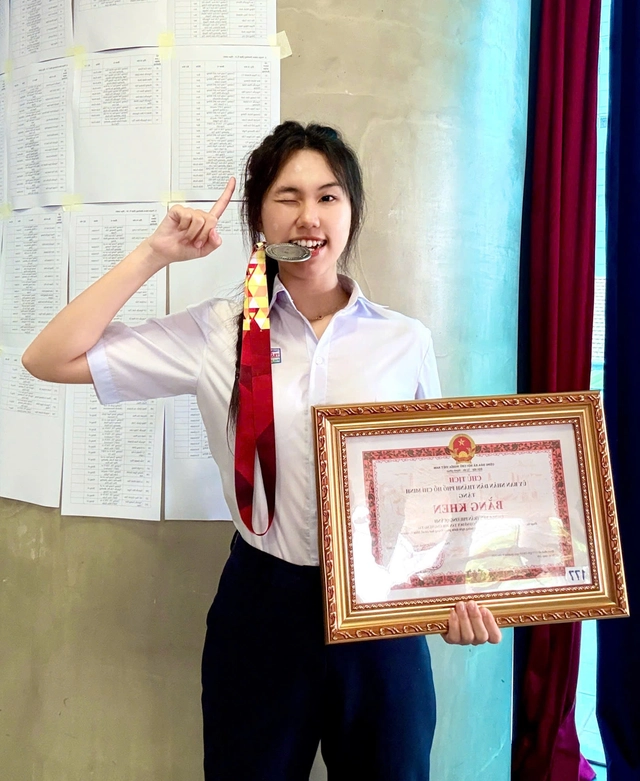Nữ sinh Trường THPT Trần Nguyên Hãn và cú đúp huy chương tại hội thi thể dục thể thao TP.HCM - Ảnh 2.