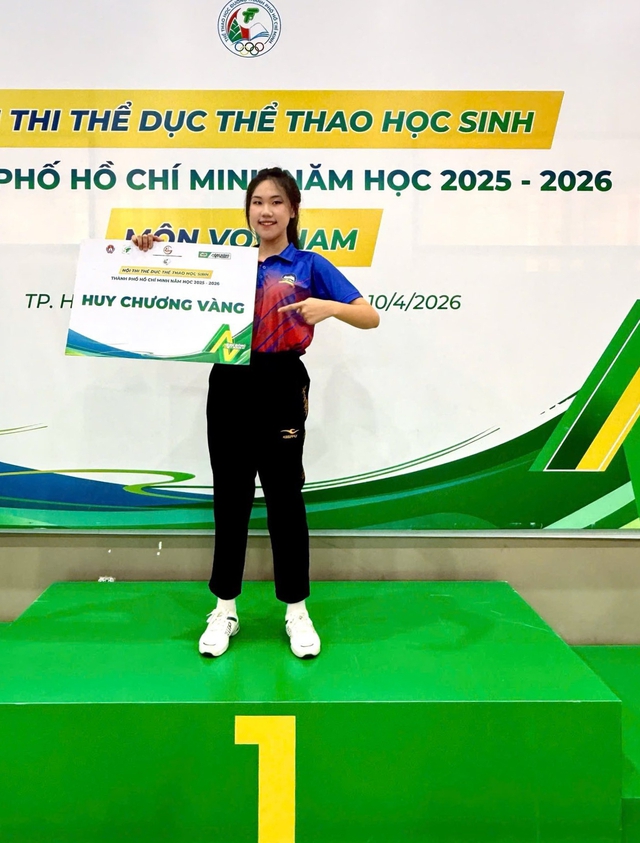 Nữ sinh Trường THPT Trần Nguyên Hãn và cú đúp huy chương tại hội thi thể dục thể thao TP.HCM - Ảnh 1.