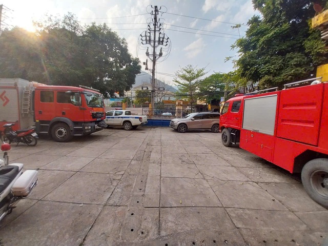 Vietnam charges Mercedes driver who locked himself in car with speeding ticket, blocked police station- Ảnh 1.