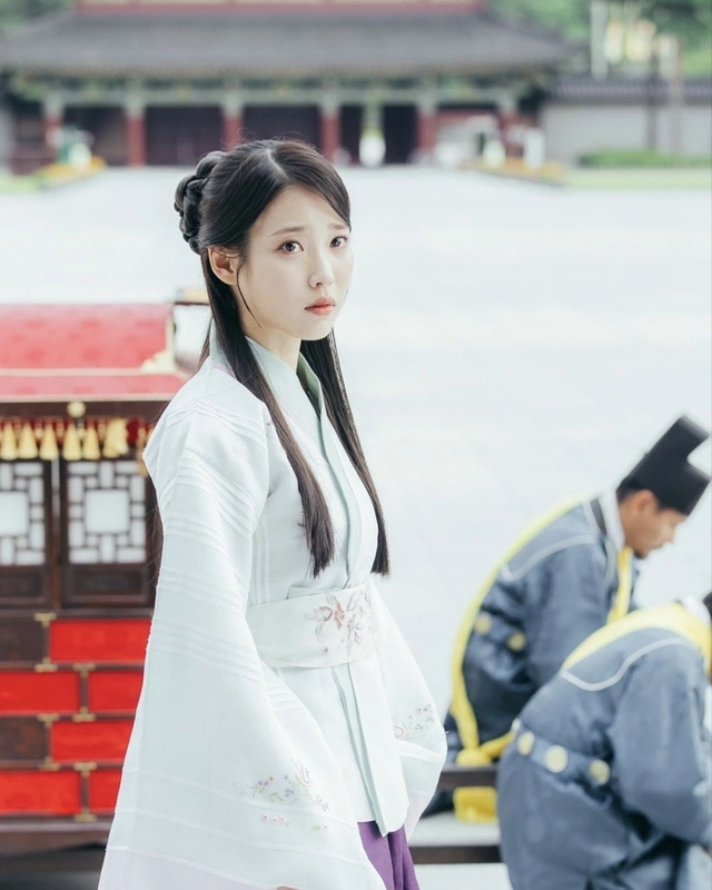 Ngoài Perfect Crown, IU từng khiến khán giả khóc hết nước mắt với 5 phim này - Ảnh 2. Ngoài Perfect Crown, IU từng khiến khán giả khóc hết nước mắt với 5 phim này - Ảnh 2.