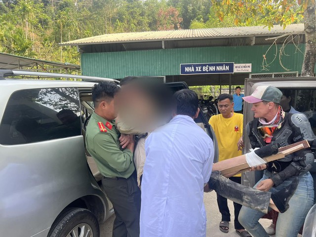 Vietnam police, locals assist French tourist with broken leg in motorcycle accident - Ảnh 1.
