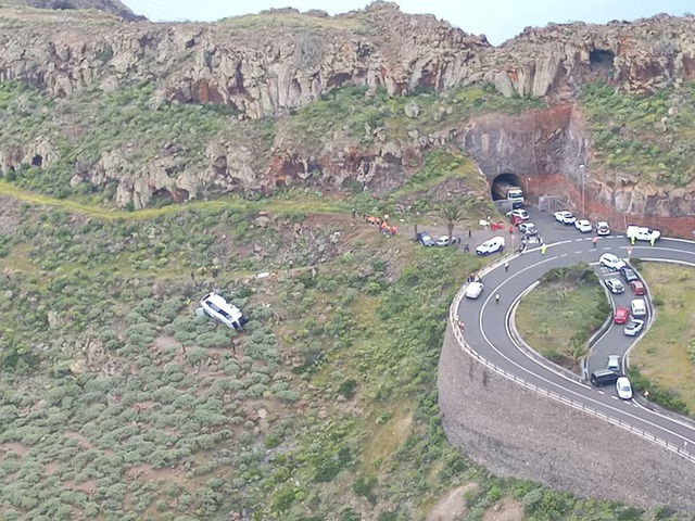 1 dead, 27 injured as bus carrying British tourists crashes in Spain's La Gomera - Ảnh 1.