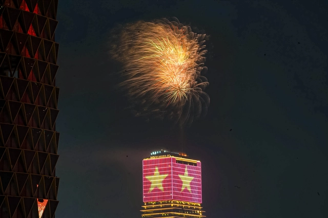 Ho Chi Minh City to stage fireworks at 7 locations on Reunification Day - Ảnh 1.