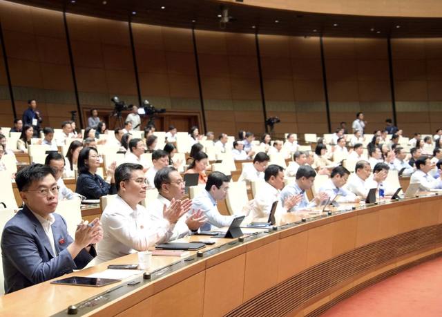 Vietnam parliament approves zero taxes on fuel through June - Ảnh 1.