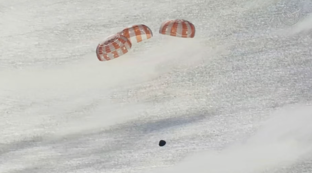 Artemis II astronauts safely back on Earth after historic trip around moon- Ảnh 3. Artemis II astronauts safely back on Earth after historic trip around moon- Ảnh 3.