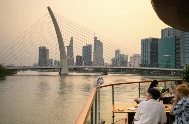 Slow travel on Ho Chi Minh City river emerges as high-end draw- Ảnh 1.