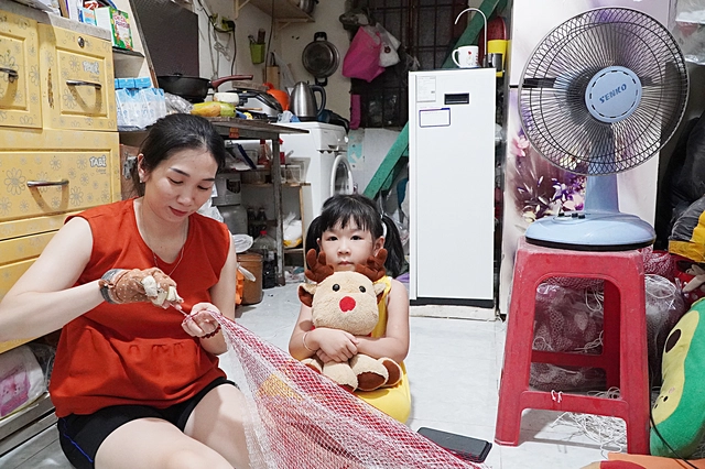 Heatwave increases burden on renters in Ho Chi Minh City- Ảnh 1. Heatwave increases burden on renters in Ho Chi Minh City- Ảnh 1.