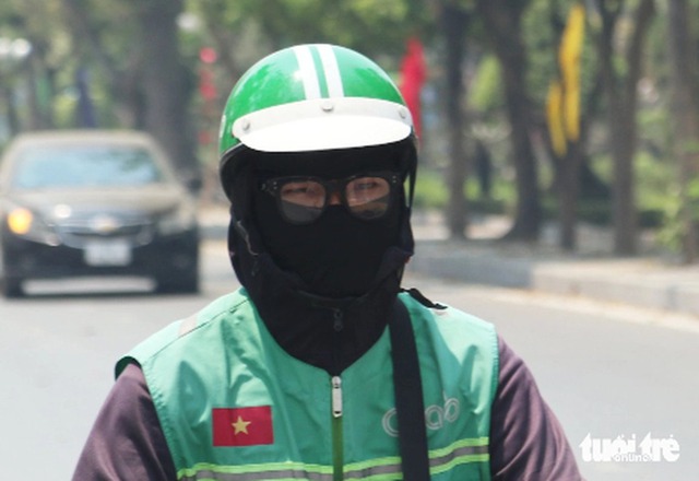 Families of patients shelter under hospital stairs as heat hits 40°C in central Vietnam- Ảnh 2.