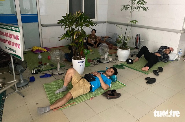Families of patients shelter under hospital stairs as heat hits 40°C in central Vietnam- Ảnh 3.