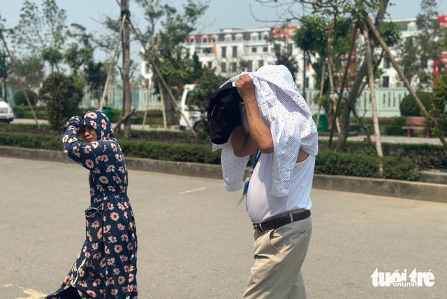 Families of patients shelter under hospital stairs as heat hits 40°C in central Vietnam- Ảnh 4.