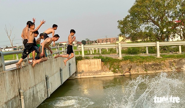 Families of patients shelter under hospital stairs as heat hits 40°C in central Vietnam- Ảnh 6.