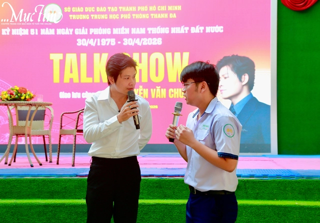 Tiết chào cờ đặc biệt của teen Trường THPT Thanh Đa cùng nhạc sĩ Nguyễn Văn Chung- Ảnh 3. Tiết chào cờ đặc biệt của teen Trường THPT Thanh Đa cùng nhạc sĩ Nguyễn Văn Chung- Ảnh 3.