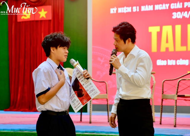 Tiết chào cờ đặc biệt của teen Trường THPT Thanh Đa cùng nhạc sĩ Nguyễn Văn Chung- Ảnh 4. Tiết chào cờ đặc biệt của teen Trường THPT Thanh Đa cùng nhạc sĩ Nguyễn Văn Chung- Ảnh 4.