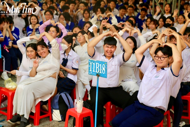 Tiết chào cờ đặc biệt của teen Trường THPT Thanh Đa cùng nhạc sĩ Nguyễn Văn Chung- Ảnh 9. Tiết chào cờ đặc biệt của teen Trường THPT Thanh Đa cùng nhạc sĩ Nguyễn Văn Chung- Ảnh 9.