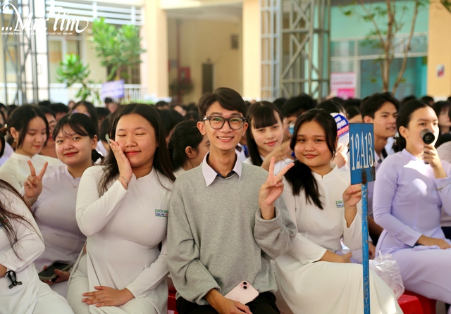 Tiết chào cờ đặc biệt của teen Trường THPT Thanh Đa cùng nhạc sĩ Nguyễn Văn Chung- Ảnh 10. Tiết chào cờ đặc biệt của teen Trường THPT Thanh Đa cùng nhạc sĩ Nguyễn Văn Chung- Ảnh 10.