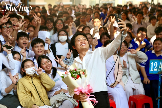 Tiết chào cờ đặc biệt của teen Trường THPT Thanh Đa cùng nhạc sĩ Nguyễn Văn Chung- Ảnh 6. Tiết chào cờ đặc biệt của teen Trường THPT Thanh Đa cùng nhạc sĩ Nguyễn Văn Chung- Ảnh 6.