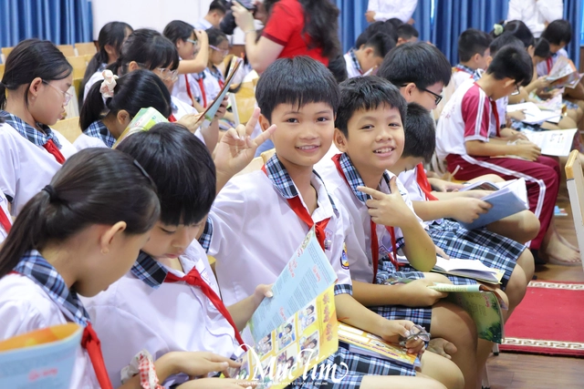 Học trò Trường tiểu học Lê Đức Thọ khám phá văn chương: từ ống heo cảm xúc đến bài văn hay- Ảnh 6. Học trò Trường tiểu học Lê Đức Thọ khám phá văn chương: từ ống heo cảm xúc đến bài văn hay- Ảnh 6.