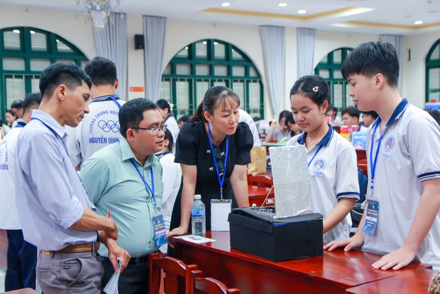 Teen Trường THPT Nguyễn Đình Chiểu 'bung ý tưởng' với 75 sản phẩm STEAM độc đáo- Ảnh 2. Teen Trường THPT Nguyễn Đình Chiểu 'bung ý tưởng' với 75 sản phẩm STEAM độc đáo- Ảnh 2.