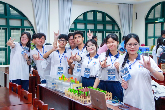 Teen Trường THPT Nguyễn Đình Chiểu 'bung ý tưởng' với 75 sản phẩm STEAM độc đáo- Ảnh 1. Teen Trường THPT Nguyễn Đình Chiểu 'bung ý tưởng' với 75 sản phẩm STEAM độc đáo- Ảnh 1.